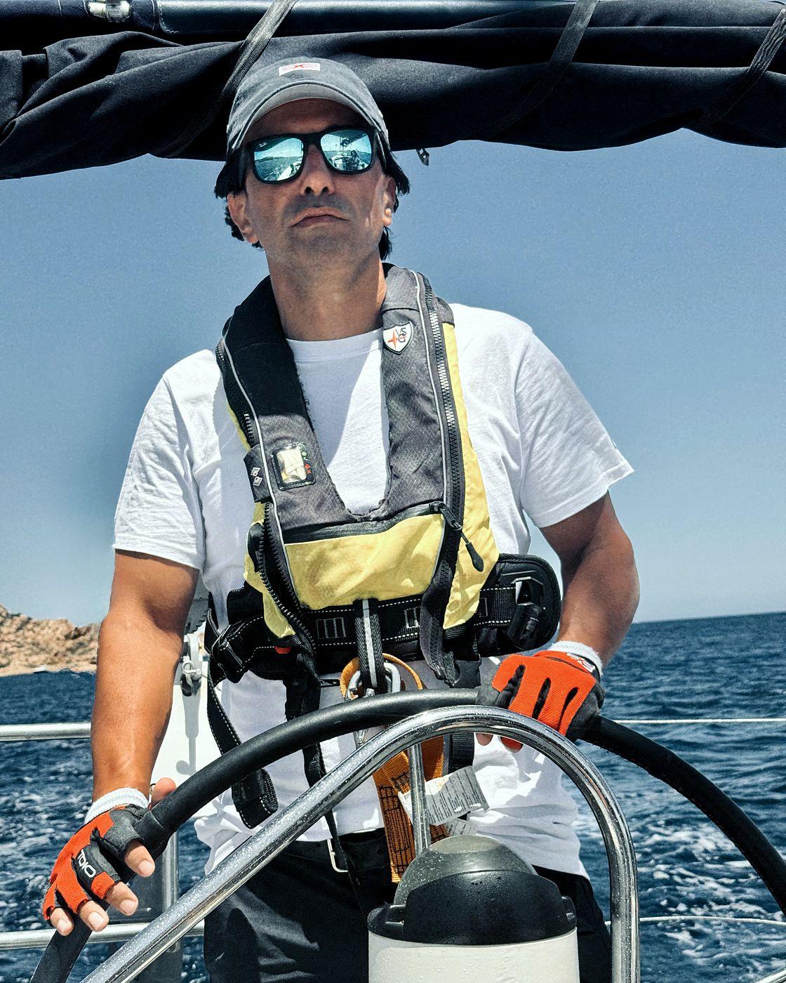 Alessio D'Angelo Kreidie, appassionato di vela e membro AIVA-CVC, al timone di una barca a vela